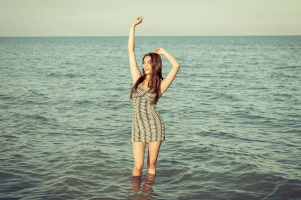 Young cheerful girl on the sea — Stock Photo, Image