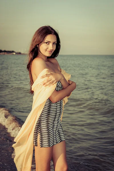 Young beautiful girl on the sunset sea — Stock Photo, Image