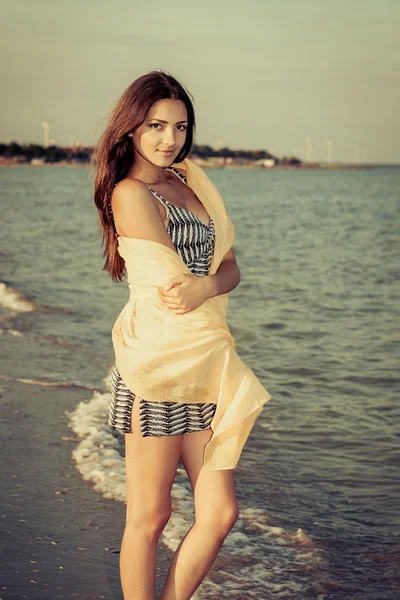 Молодая красивая девушка на закате моря — стоковое фото