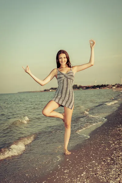 Jovem menina alegre no mar — Fotografia de Stock