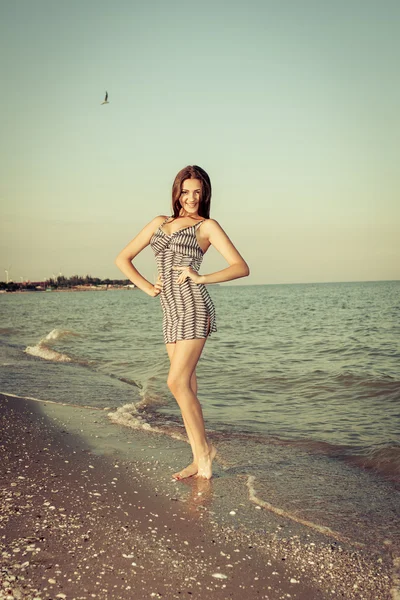 Young cheerful girl on the sea — Stock Photo, Image