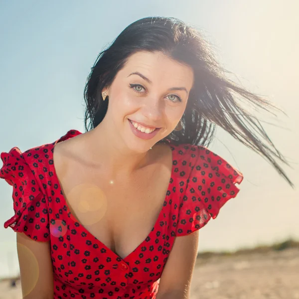 Chica joven en vestido rojo en el mar — Foto de Stock