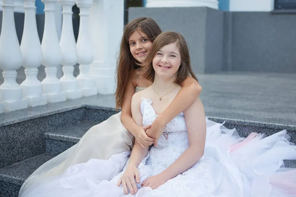 Hermanas Chica Con Síndrome Niña Con Hermosos Vestidos Feliz Alegre —  Fotos de Stock