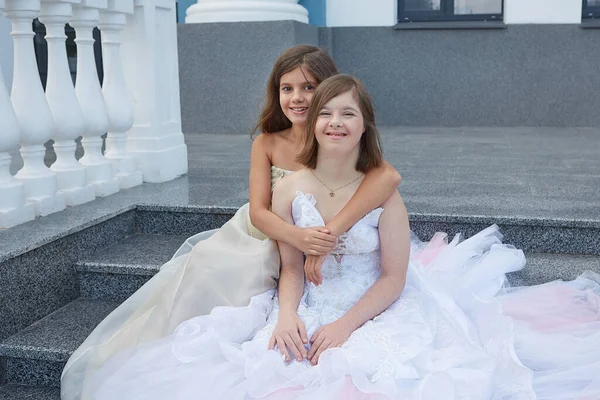 Hermanas Chica Con Síndrome Niña Con Hermosos Vestidos Feliz Alegre —  Fotos de Stock