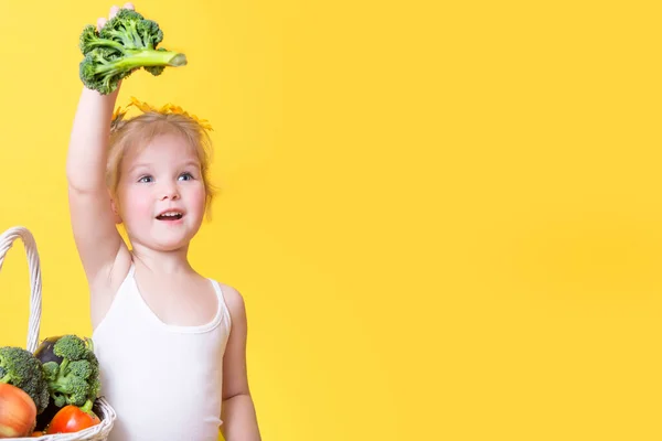 Bella Bambina Felice Con Cesto Verdure Frutta Sfondo Giallo Felice — Foto Stock