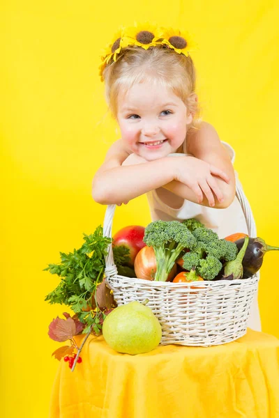 Bella Bambina Felice Con Cesto Verdure Frutta — Foto Stock