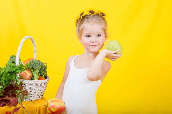 Hermosa Niña Feliz Con Verduras Cesta Frutas — Foto de Stock