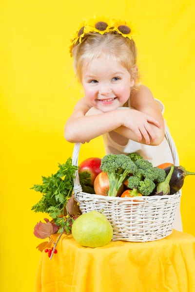 Όμορφη Μικρή Ευτυχισμένη Κοπέλα Καλάθι Λαχανικά Και Φρούτα — Φωτογραφία Αρχείου