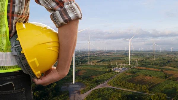 Inżynier Trzymający Kask Elektrownią Turbin Wiatrowych Produkcji Energii Elektrycznej Sylwetka — Zdjęcie stockowe