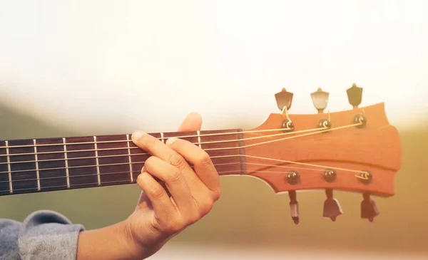 Крупним Планом Рука Людини Грає Гітарі Світлом — стокове фото