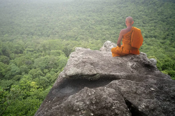 Βουδιστής Μοναχός Διαλογισμό Όμορφη Φύση Φόντο Στο Ψηλό Βουνό — Φωτογραφία Αρχείου