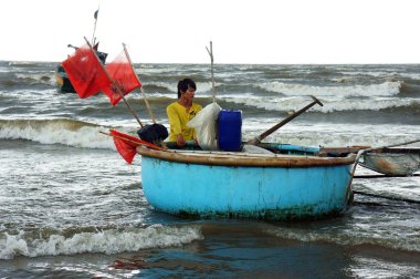 Yengeç yakalamak için denize adam çıktı
