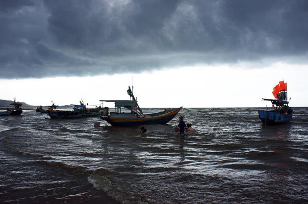 Bateaux au bord de la mer par mauvais temps. BA RIA, VIET NAM- 15 JUILLET — Photo
