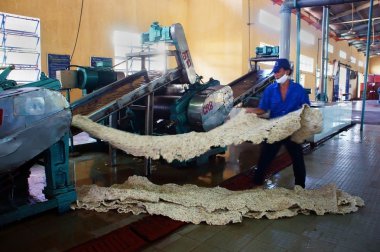kauçuk işleme fabrikasında çalışan işçi
