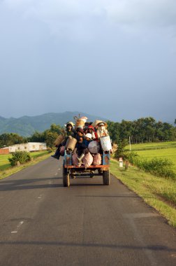 Çiftçi altın altında yolu Cong Nong (çiftlik aracı) tarafından devam
