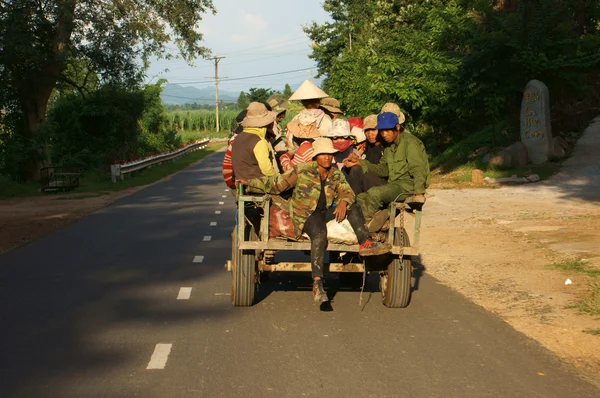 Landwirt bewegt sich mit cong nong (landwirtschaftlichem Fahrzeug) unter goldenem Licht auf der Straße — Stockfoto