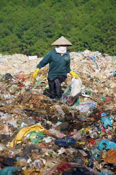 Menschen sammeln Müll auf Mülldeponie ein — Stockfoto