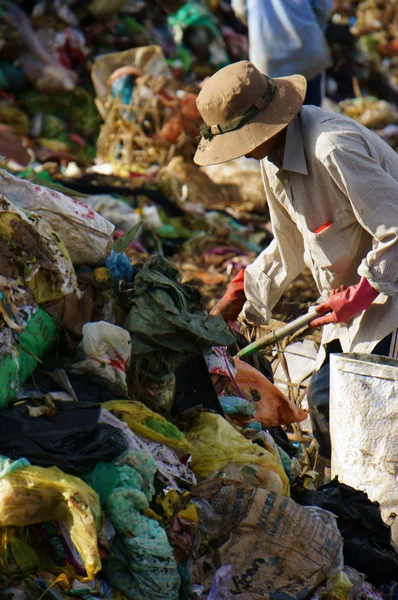 La gente raccoglie spazzatura in discarica — Foto Stock