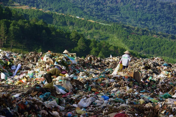 People at landfill — Stock Photo, Image