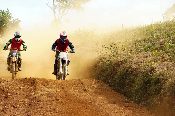 Motociclista in gara alla gara motociclistica — Foto Stock