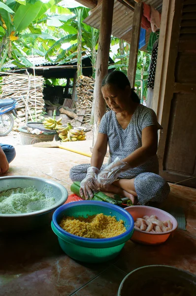 People make Cylindric glutinous rice cake (banh tet) for Vietnam Tet — Stock Photo, Image
