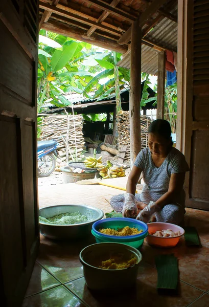 Leute machen zylindrischen klebrigen Reiskuchen (banh tet) für vietnam tet — Stockfoto