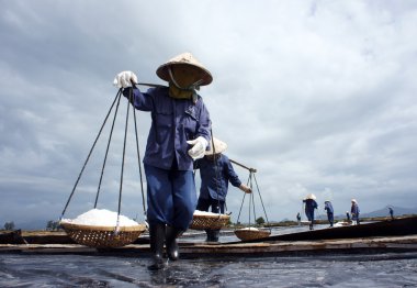 saltworker salina adlı tuz omuz kutup ile taşırlar. ba ria, viet nam-4 Şubat