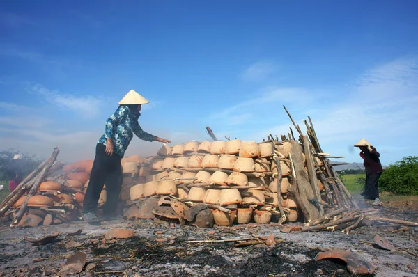 People burn pottery outdoor at wasteland. PHAN RANG, VIET NAM- FEBRUARY 3 — Stock Photo, Image