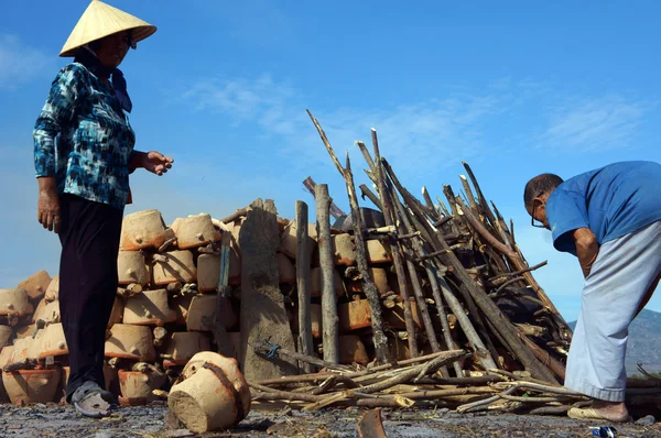 People repair to burn pottery at wasteland. PHAN RANG, VIET NAM- FEBRUARY 3 — Stock Photo, Image