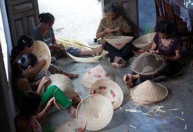 handicraftsman ticaret köyünde konik hasır şapka yap. Quy nhon, viet nam-16 Haziran