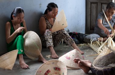 handicraftsman ticaret köyünde konik hasır şapka yap. Quy nhon, viet nam-16 Haziran
