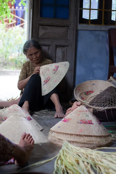 Handicraftsman 貿易村で円錐形の麦わら帽子を作る。クイニョン、ベトナム-6 月 16 日 — ストック写真