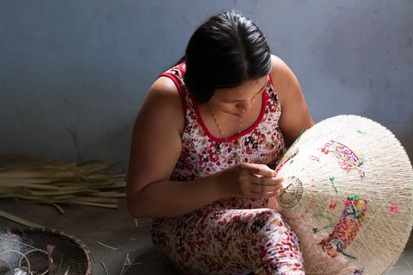 Handicraftsman zrobić stożkowe Słomkowy kapelusz w handlu village. Quy nhon, Wietnam-16 czerwca — Zdjęcie stockowe