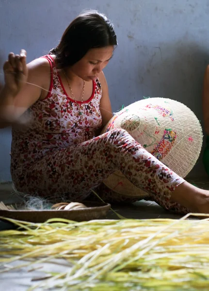 Handicraftsman zrobić stożkowe Słomkowy kapelusz w handlu village. Quy nhon, Wietnam-16 czerwca — Zdjęcie stockowe