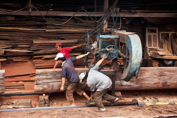 木匠拉电源-锯在锯木厂。归仁，越南，6 月 18 日 — 图库照片