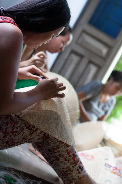 Handicraftsman zrobić stożkowe Słomkowy kapelusz w handlu village.quy nhon, Wietnam-16 czerwca — Zdjęcie stockowe