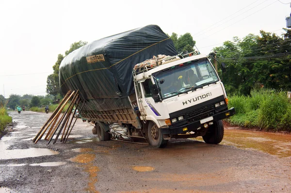 Vrachtwagen geplakt op weg — Stockfoto