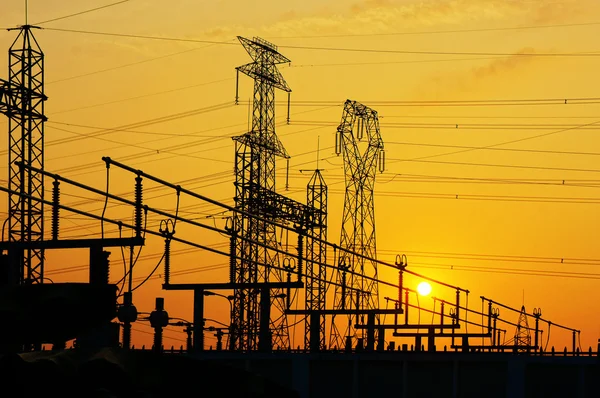 Rede de eletricidade na estação do transformador ao nascer do sol — Fotografia de Stock