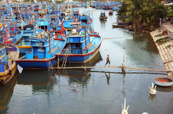 Fischerboot ankert im Seehafen — Stockfoto