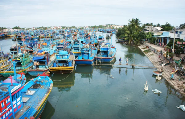 Ancre bateau de pêche au port de mer — Photo