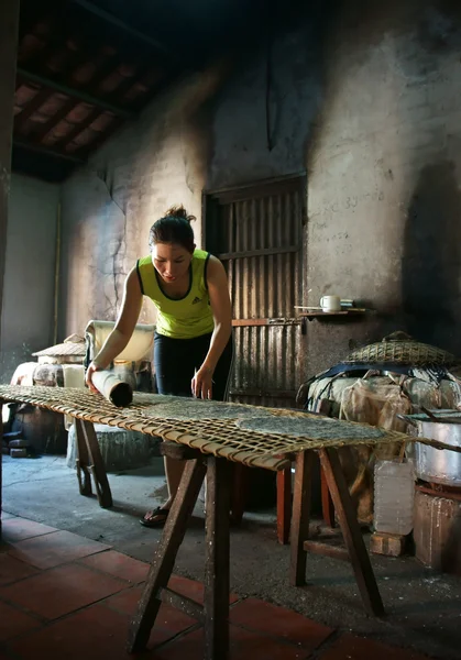 Woman make girdle cake (banh trang) — Stock Photo, Image