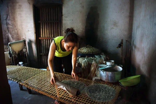 Mulher fazer bolo cinta (banh trang ) — Fotografia de Stock