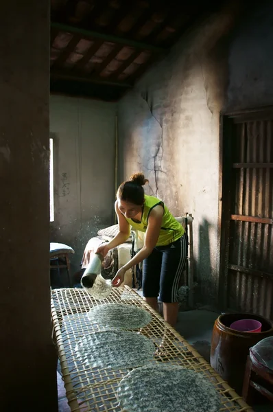 Mulher fazer bolo cinta (banh trang ) — Fotografia de Stock