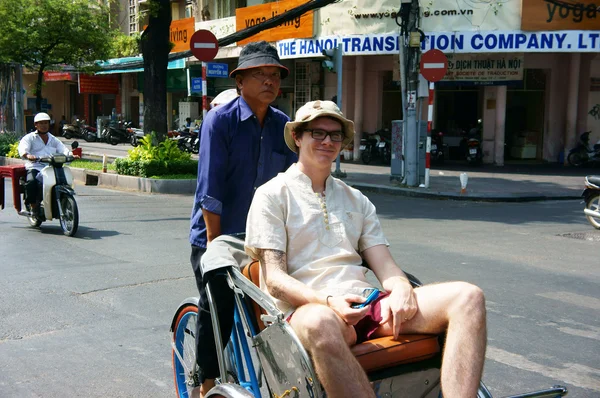 Мандрівник взяти на citytour за допомогою pedicab — стокове фото