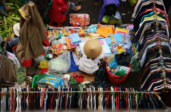 Ludzie sprzedawać i kupować wycieranie tkaniny na rynku — Zdjęcie stockowe