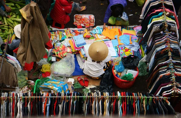 Mensen verkopen en kopen afvegen doek op de markt — Stockfoto