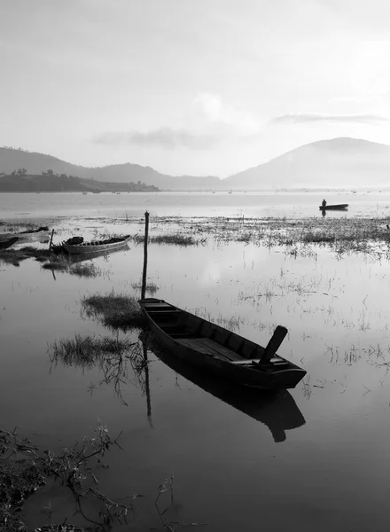 Fisherman row boat on quiet lake — Stock Photo, Image