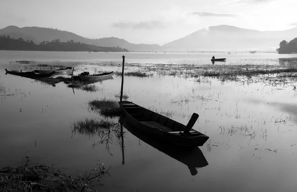 Fisherman row boat on quiet lake — Stock Photo, Image