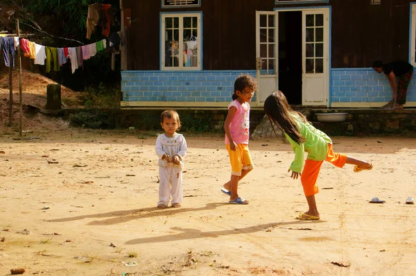 Niños jugando hopscotch —  Fotos de Stock
