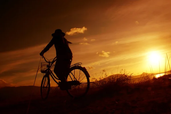 Fietsten bij zonsopgang — Stockfoto